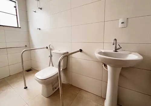 Banheiro adaptado com barras de apoio