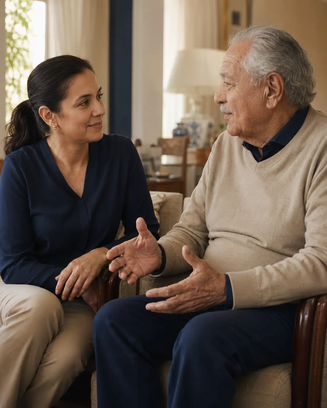 Cuidadora oferecendo atenção individual a um residente